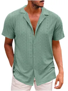 Camicia uomo a maniche corte verde salvia con elegante collo a revers e ricamo traforato