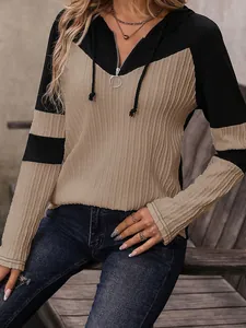 Vista dettagliata della maglia lavorata a maglia con cappuccio e zip da donna in stile bicolore
