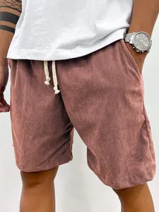 Detailaufnahme der herren cord-shorts in altrosa mit cremefarbenem kordelzug-detail