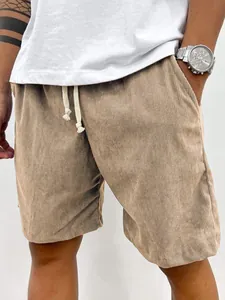 Nahaufnahme einer khakifarbenen Cord-Shorts für Herren mit Kordelzug und geripptem Stoff