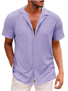 Elegante camicia da uomo lilla a maniche corte con dettagli in ricamo traforato