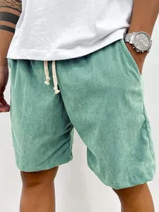 Detailansicht der mintgrünen Herren-Cordshorts mit Kordelzug und feiner Struktur
