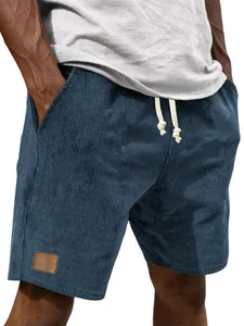 Nahaufnahme der dunkelblauen Cord-Shorts für Herren mit Kordelzug und Leder-Patch