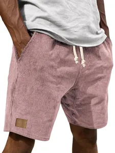 Detaillierte Ansicht der rosa Herren-Cord-Shorts mit Kordelzug und Lederpatch-Detail