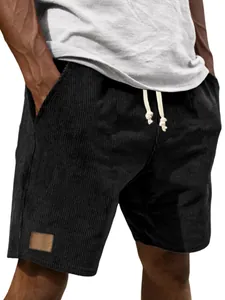 Detailtextur der schwarzen Cord-Shorts für Herren mit Kordelzug und Lederpatch