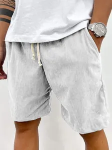 Detaillierte Nahaufnahme der Herren-Casual-Shorts mit Cord-Textur und Kordelzug