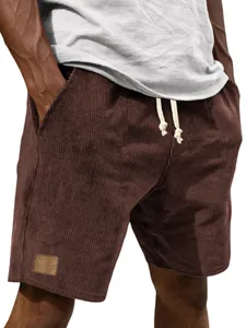 Detailansicht der braunen Cordshorts für Herren mit Kordelzug und Leder-Patch-Detail