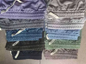 Gros plan de shorts légers pour hommes avec cordon de serrage aspect lin en plusieurs couleurs