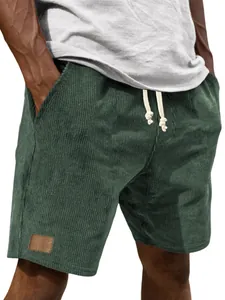 Nahaufnahme grüner Cord-Shorts für Herren mit Kordelzug und Leder-Patch-Detail