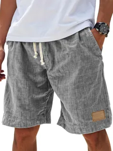 Détail d'un short décontracté gris pour homme effet lin avec cordon de serrage blanc