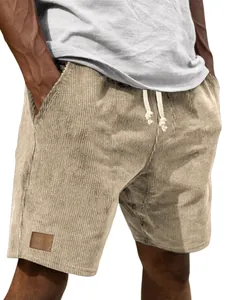 Detailansicht der khakifarbenen Cord-Herrenshorts mit Kordelzug und Lederaufnäher