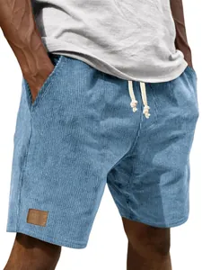 Nahaufnahme einer blauen Cord-Shorts für Herren mit Kordelzug und Leder-Patch-Detail