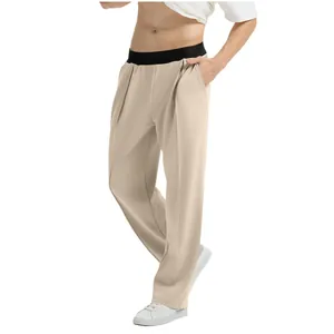 Vista detallada de pantalones informales de punto beige para hombre con pretina negra.