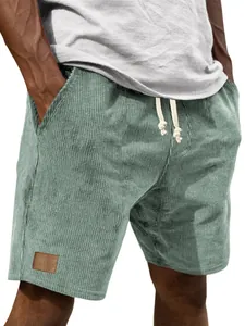 Detailansicht der salbeigrünen Cord-Shorts für Herren mit Kordelzug und Lederpatch