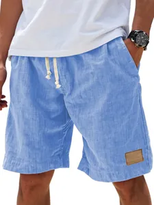 Détail rapproché du short bleu en lin pour homme avec cordon et écusson en cuir