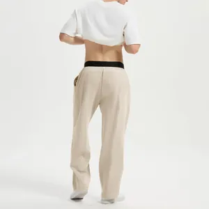 Vista posterior detallada de pantalones de punto casuales beige para hombre con pretina negra