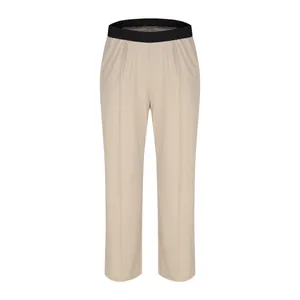 Pantalones de punto beige para hombre con cintura elástica negra y pliegues frontales.