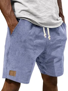 Detailansicht der blauen Cord-Shorts für Herren mit Kordelzug und kleinem Leder-Patch.