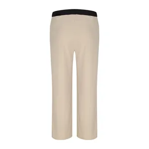 Vista trasera de pantalones de punto casuales para hombre con detalle de cintura negra