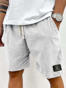 Vue détaillée du short décontracté en velours côtelé gris clair pour homme avec cordon