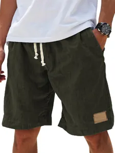 Vue détaillée d'un short décontracté pour homme vert foncé avec cordon de serrage.