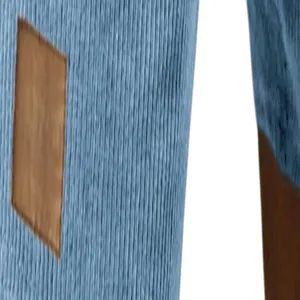 Nahaufnahme blauer Herren Cord-Shorts mit einem stilvollen braunen Lederaufnäher.