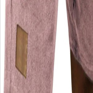 Nahaufnahme von rosa Cordstoff und braunem Lederpatch an den Shorts