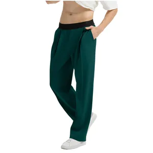 Detalle de los pantalones de punto verde oscuro para hombre con cintura elástica