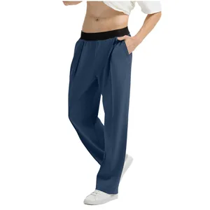 Primer plano de los pantalones de punto azul para hombre con cintura elástica negra