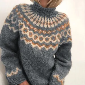Maglione in maglia blu a collo alto con eleganti motivi jacquard nordici per donna