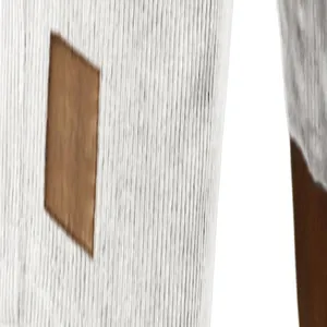 Detailansicht weißer Rippen-Shorts mit einem rechteckigen braunen Lederaufnäher.