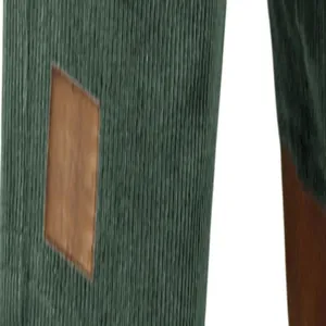 Detaillierte Nahaufnahme des braunen Lederaufnähers auf grüner Cord-Herren-Tunnelzug-Shorts