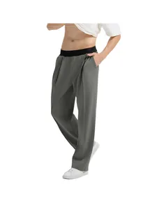 Pantalones de punto grises para hombre con cintura elástica negra y un corte recto liso