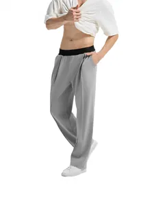 Pantalón de punto gris para hombre con cintura elástica negra y corte recto informal.
