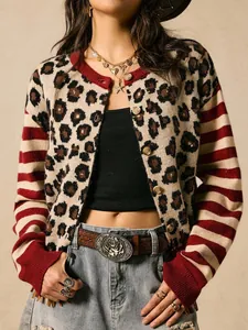 Detailansicht der Damen-Strickjacke mit Leopardenmuster und Streifen im Boho-Stil.