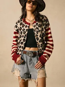 Detailaufnahme eines Damen-Strick-Cardigans mit Leopardenmuster und Streifen