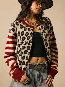 Detailansicht der Damen-Strickjacke mit Leopardenmuster, rot gestreiften Ärmeln und Knöpfen