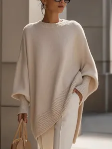 Dettaglio di un maglione in maglia beige da donna con design dell'orlo asimmetrico
