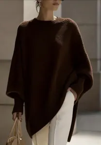 Dettaglio di un maglione lavorato a maglia marrone scuro con maniche a pipistrello