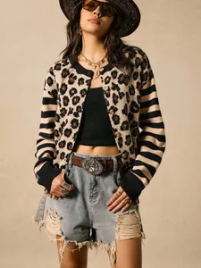 Detail eines gestreiften Damen-Cardigans mit Leopardenmuster und langen Ärmeln.