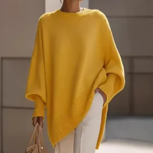 Dettaglio di un maglione in maglia giallo brillante oversize con scollo a girocollo.