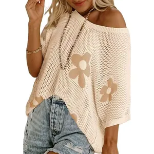 Detailansicht des floralen Jacquardmusters auf einem locker gestrickten Hohlstrickpullover