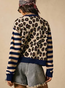 Rückansicht eines Leoparden-Pullovers mit marineblau-beigen Streifenärmeln