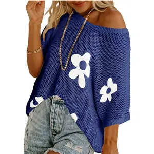 Detailansicht der stilvollen blauen Strickbluse mit weißem Blumen-Jacquard-Muster