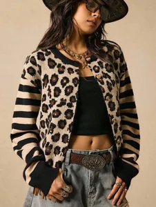 Detailansicht Damen Strickjacke mit Leopardenmuster und gestreiftem Patchwork