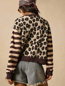 Detailansicht eines Cardigans mit Leopardenmuster und Streifen auf der Rückseite