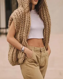Vue détaillée d'un gilet à capuche sans manches en grosse maille pour femme beige