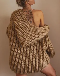 Vue arrière d'un gilet à capuche surdimensionné en grosse maille beige, texture épaisse