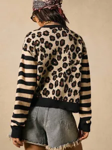 Rückansicht eines Strickpullovers mit Leopardenmuster und gestreiften Ärmeln.