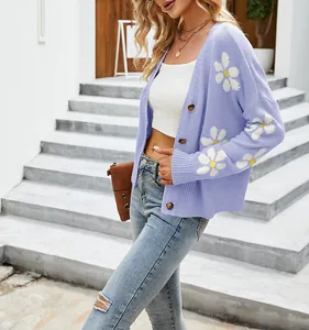 Vista laterale di un cardigan lilla lavorato a maglia con ricami margherita bianca